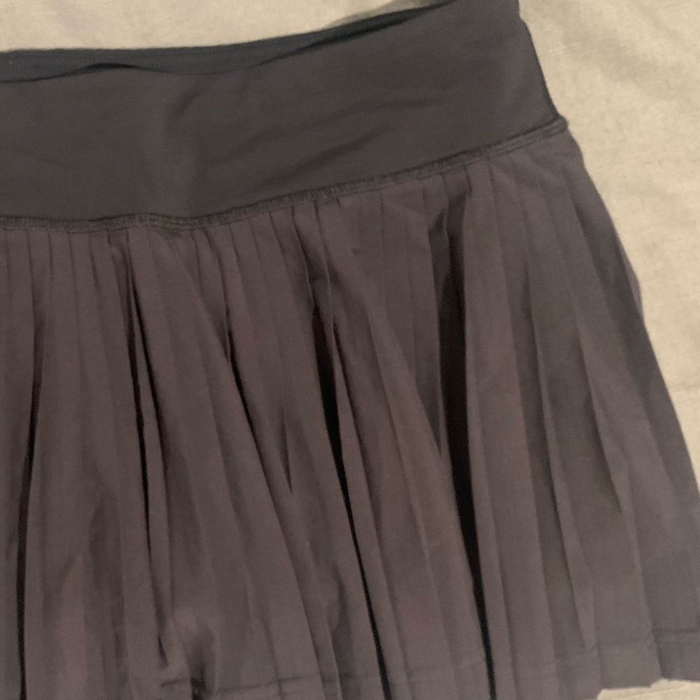 Lululemon black pleated skirt
